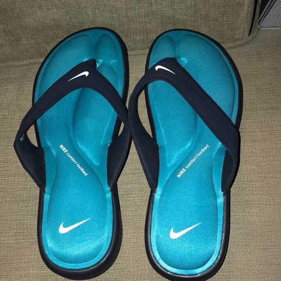 navy nike flip flops